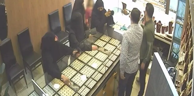 Peçeli altın hırsızları küçük çocuğun yüzü sayesinde yakayı ele verdi