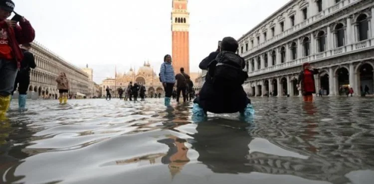 Venedik'te tarihi San Marco Meydanı sular altında kaldı