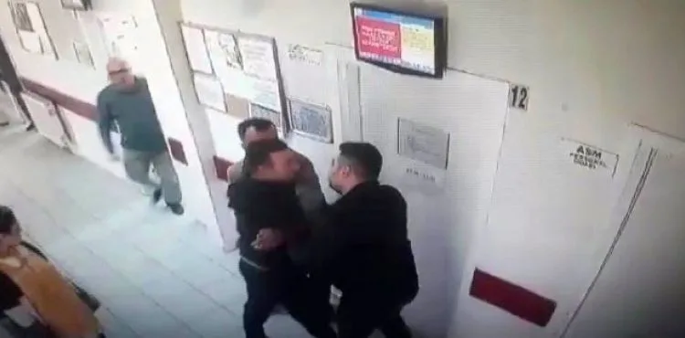 Annesinin kimliği ile ilaç yazmayan doktoru dövdü