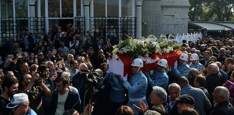 Usta tiyatrocu Yıldız Kenter son yolculuğuna uğurlandı