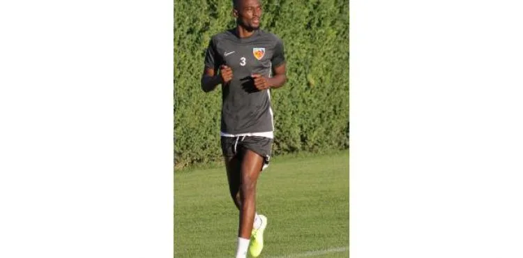 Bernard Mensah forma giyecek