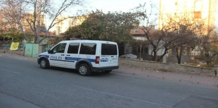 Evde kilitli kalan yaralı çocuğu komşuları kapıyı kırarak kurtardı