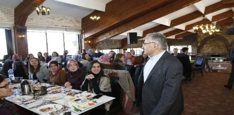 Başkan Büyükkılıç: "Eli öpülesi öğretmenleri baş tacı ediyoruz"