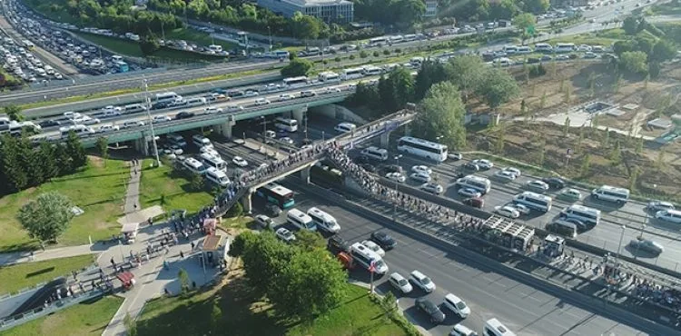 Okullar açıldı, trafik yoğunluğu başladı