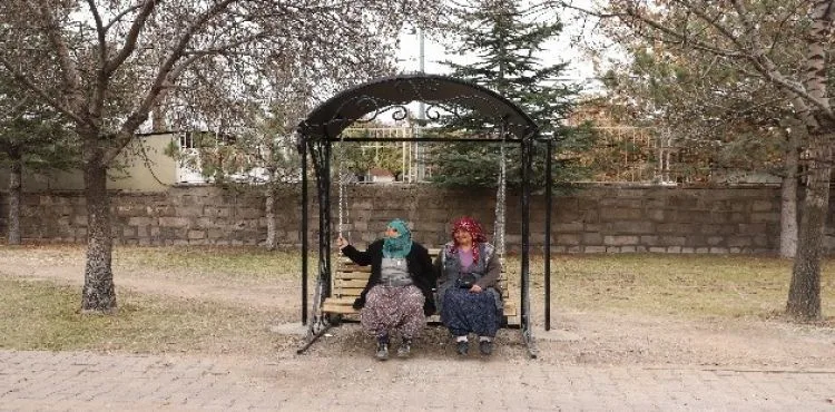 Parklarda farklı banklar