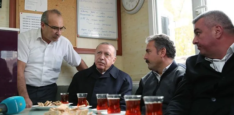 Cumhurbaşkanı Erdoğan, taksi durağında çay içti