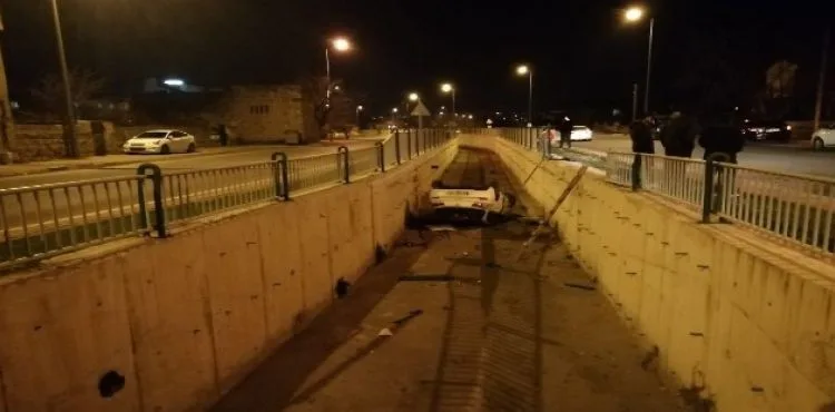 Otomobil kanala uçtu: 1 yaralı
