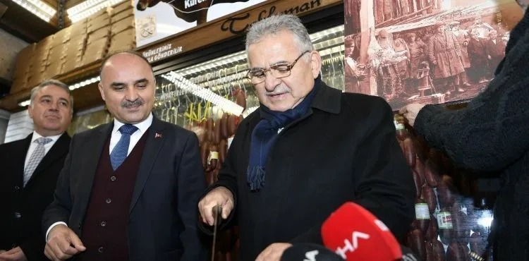 Başkan Büyükkılıç, Vali Günaydın ile birlikte Cumhuriyet Mahallesi’ndeki sucuk ve pastırmacı esnafını gezdi “PASTIRMA DENİLİNCE AKLA KAYSERİ GELİR”