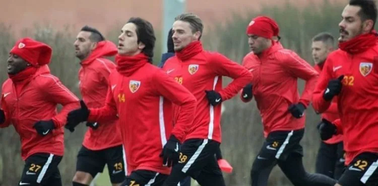 Kadın başkan rest çekti, iki futbolcu geri adım attı