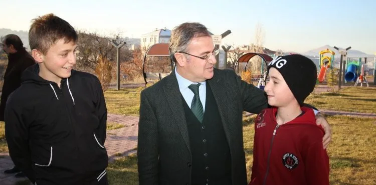 BAŞKAN ÖZDOĞAN’DAN ÇOCUKLARA SEVİNDİREN HEDİYELER