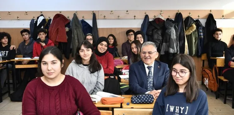Başkan Büyükkılıç, okul ziyaretlerini sürdürüyor GENÇLİĞE GÜVEN EĞİTİME ÖNEM