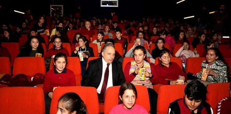 TALAS BELEDİYESİ ÖĞRENCİLERE ‘NAİM’İ İZLETİYOR
