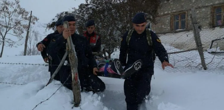 JANDARMA 2 KİLOMETRE TAŞIDIĞI ENGELLİ HASTAYI HASTANEYE YETİŞTİRDİ
