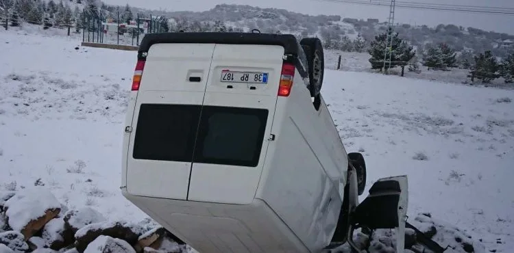 Minibüs şarampole yuvarlandı:2 yaralı
