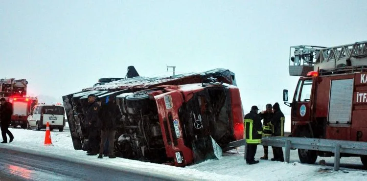 Kayseri'de devrilen TIR'ın sürücüsü öldü