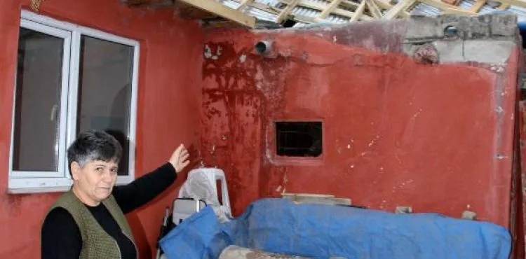 Kayseri'de rüzgar evin çatısını uçurdu