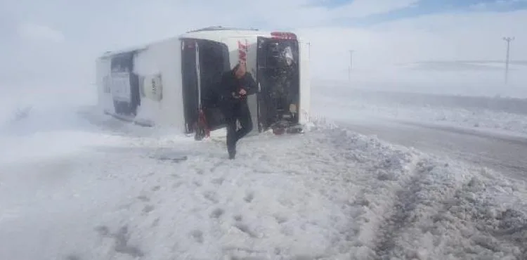 Kayseri'de yolcu otobüsü devrildi: 13 yaralı
