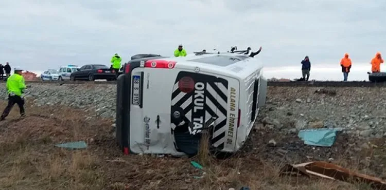 İşçi servisi ile otomobil çarpıştı: 16 yaralı