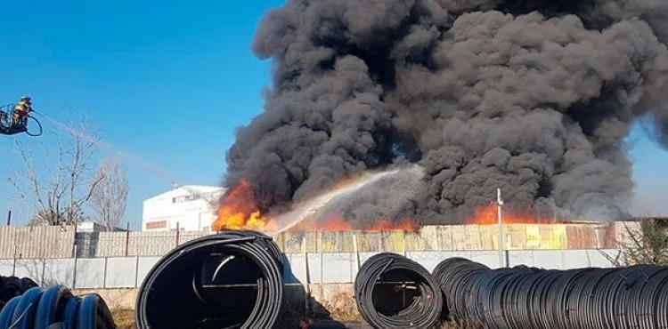 Pendik'te plastik geri dönüşüm tesisinde yangın