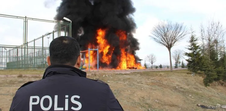Kayseri'de çocuk parkı benzin dökülerek, yakıldı