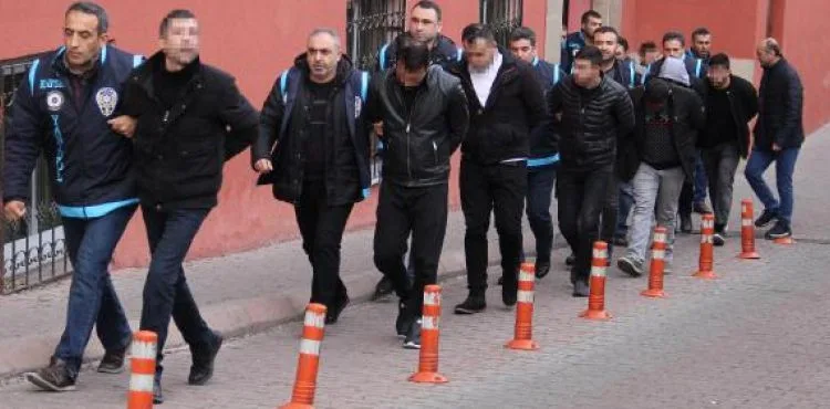 Arızalı araçları kiraladıkları gurbetçilere silah tehdidiyle boş senet imzalatan çete çökertildi