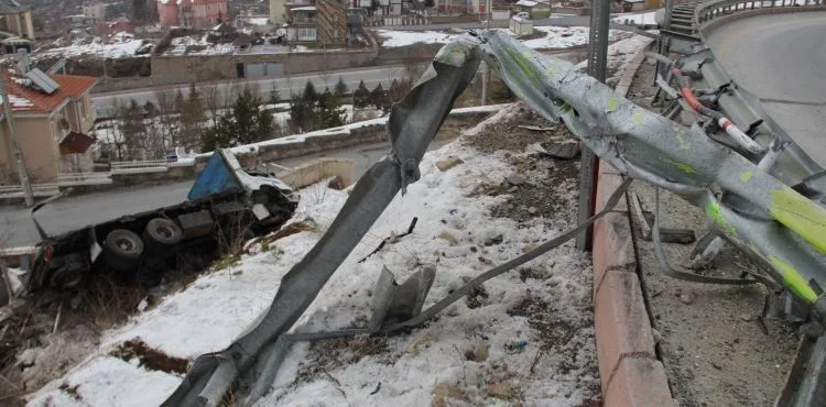 Kayseri'de kamyon şarampole yuvarlandı: 2 yaralı