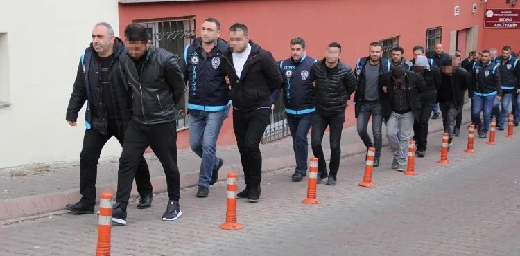 Arızalı araçları kiraladıkları gurbetçilere silah tehdidiyle boş senet imzalatan çete çökertildi