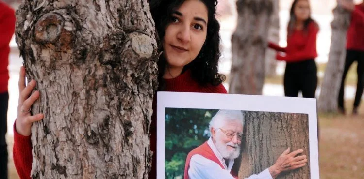 'Toprak Dede'yi kırmızı kazakla andılar