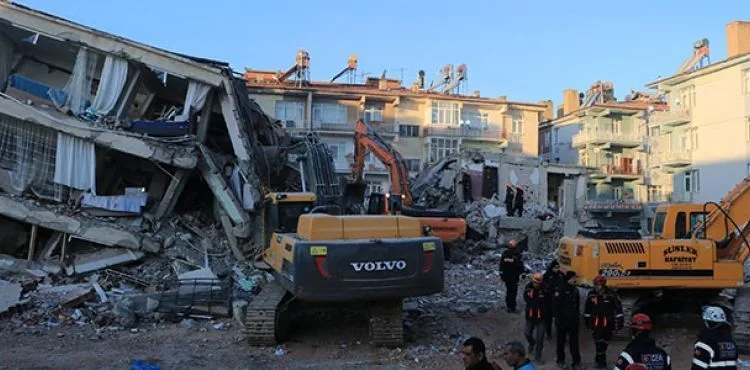 Sürsürü'de, enkazda kalan 2 kişiyi kurtarma çalışmaları sürüyor
