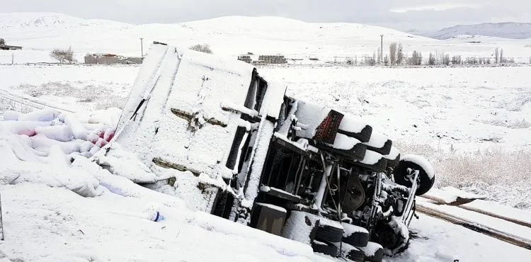 Naylon yüklü TIR şarampole uçtu: 1 yaralı