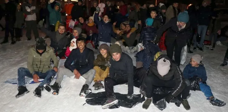 Kayseri'de poşet, leğen ve tahta ile kayak keyfi