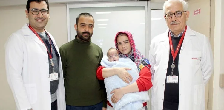 Yemek borusu gelişmeyen bebek, ameliyatla hayata tutundu