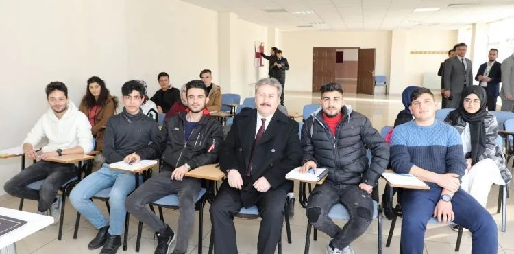 BAŞKAN’DAN GENÇLERE MÜJDE Melikgazi’de Gençlere Yönelik Akıl Küpü Çalışma İstasyonları açılacak