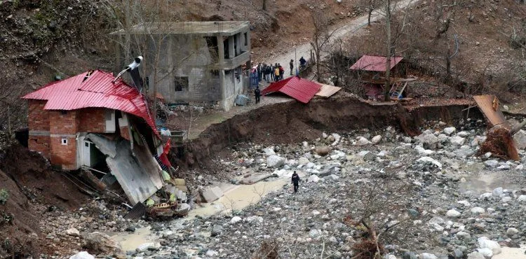 Kayseri'de sağanak sonrası selde, pansiyon kısmen yıkıldı