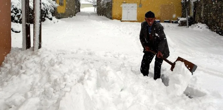 Kayseri'de 130 mahalle yolu ulaşıma kapandı