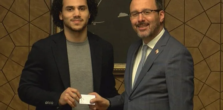 Bakan Kasapoğlu, Shane Larkin’e TC kimlik kartını verdi