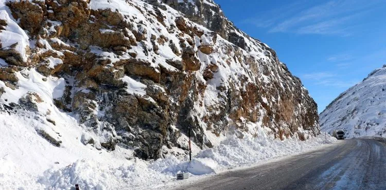 Kayseri'de çığ düşen yol, 17 saatte ulaşıma açıldı