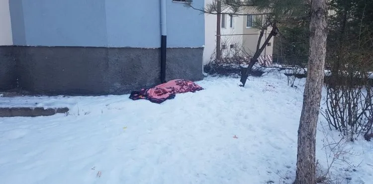 Balkondan atlayan kocasını son anda yakaladı ancak kurtaramadı