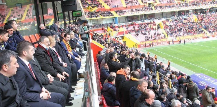 Kazada yaralanan Onursal Başkan Özhaseki Kayserispor maçını izledi