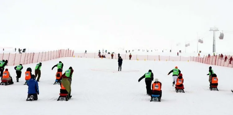 Erciyes'te eşler arası 'Artık çekilmez oldun' kızak yarışması