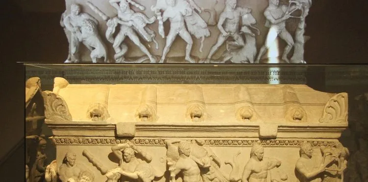 İnşaatın temel kazısında bulunan Herakles lahdi, müzede sergileniyor