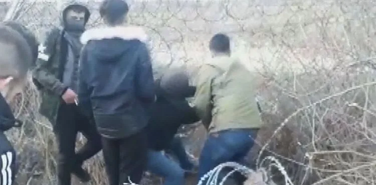 Pazarkule'de tel örgüleri açan göçmenler Yunan askerine ait aracı taşladı