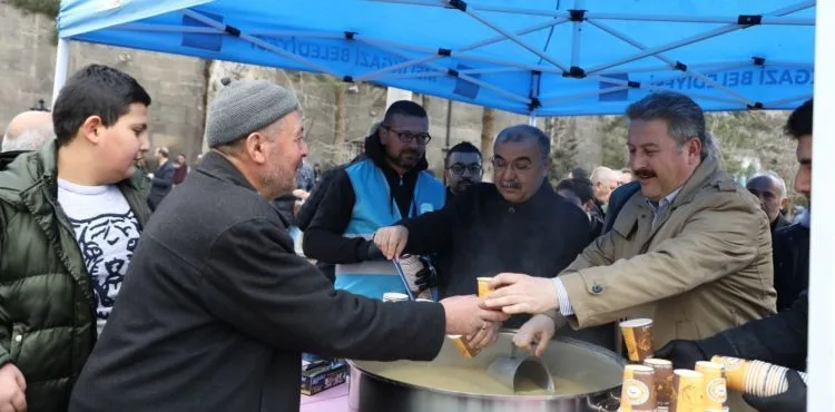 BAŞKAN, GENÇLERLE ŞEHİTLER İÇİN SABAH NAMAZINDA BULUŞTU