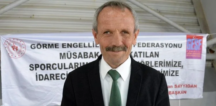 Görme engelli sporcular madalya için kulaç attı