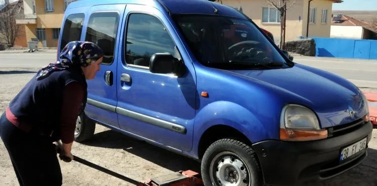 Yasemin usta, lastik tamir edip, balans ayarı yapıyor