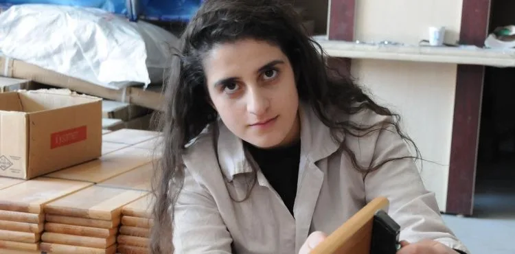 Liseli Beyza ve Ada, köy okullarının sıralarını üretiyor