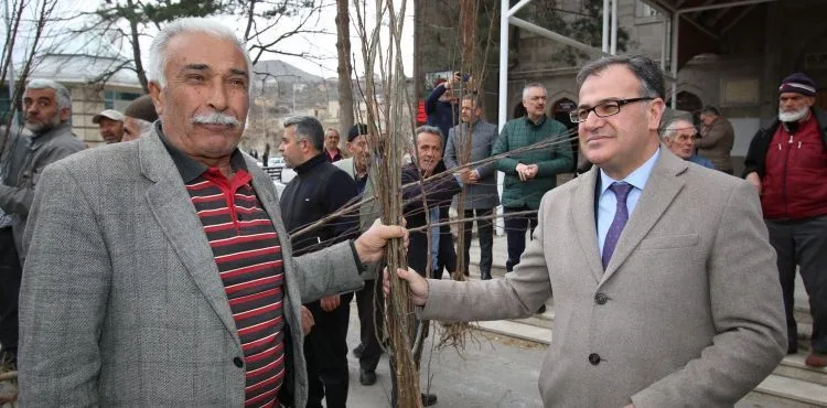 HACILAR BELEDİYESİ’NDEN MEYVE FİDANI DAĞITIMI
