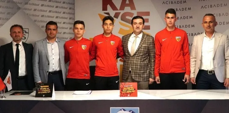 Kayserispor'dan altyapıdaki 3 futbolcuya profesyonel sözleşme