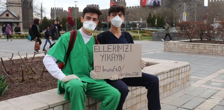İki liseliden koronavirüse karşı dövizli el hijyeni uyarısı