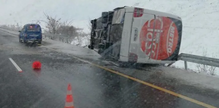 Kırşehir'de yolcu otobüsü devrildi: 14 yaralı